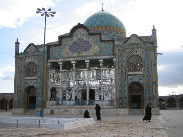 Nel cortile interno della moschea di Hussein