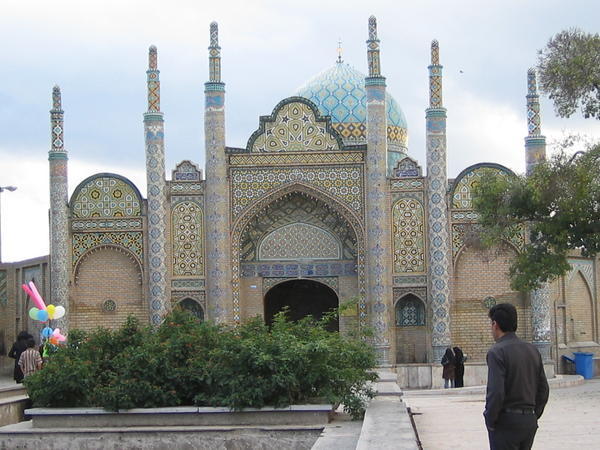All'entrata della moschea di Hussein