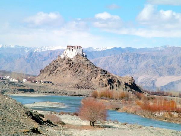 A gompa on the Indus river banks