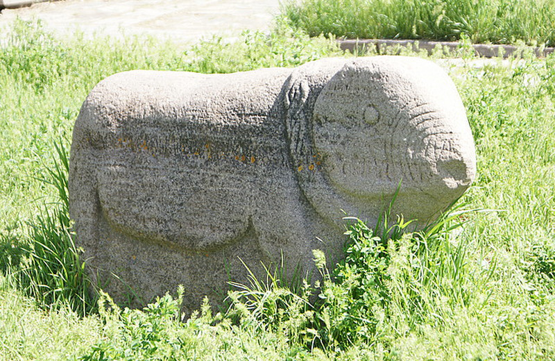 A sheep shaped gravestone 