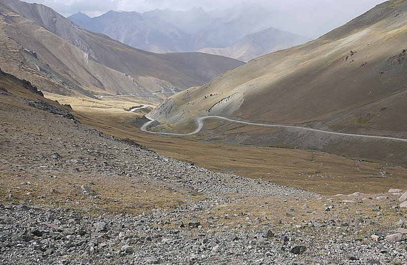 The winding road to Lke Song Kul