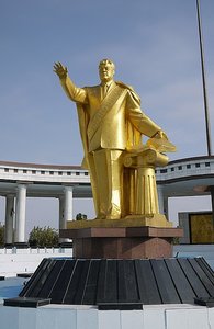 A statue of a president
