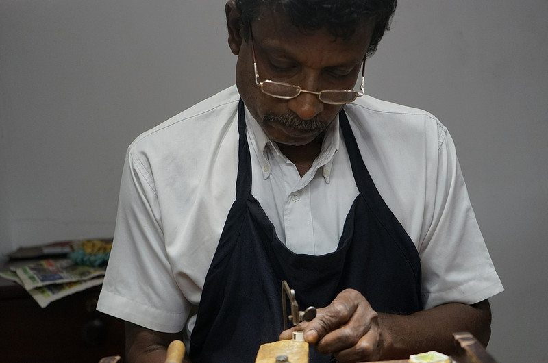 A craftsman in the jewellry factory