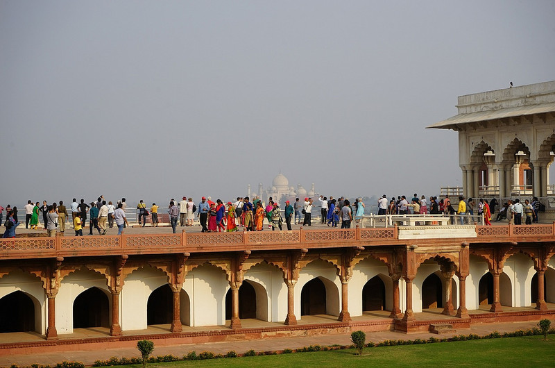 the crowds at Agra Fort - in the background..