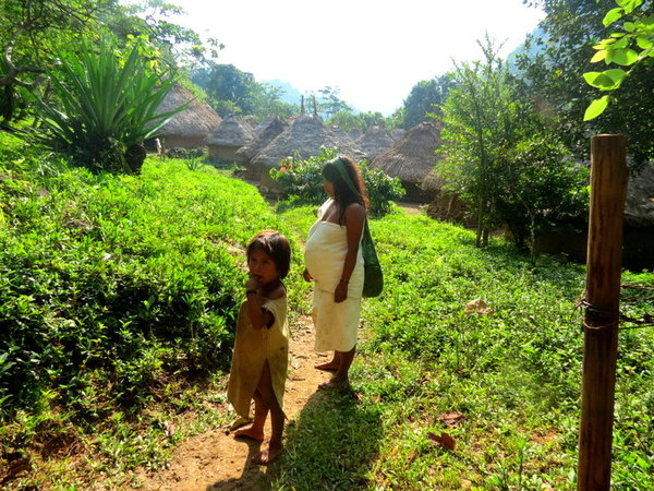 אמא ובת משבט הקוגי