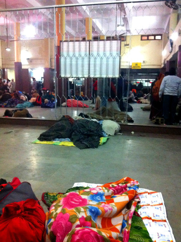 אנשים ישנים בתחנת רכבת