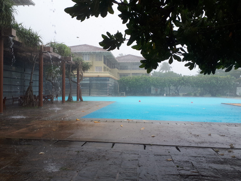 Ahungalla - main pool, massive downpour!