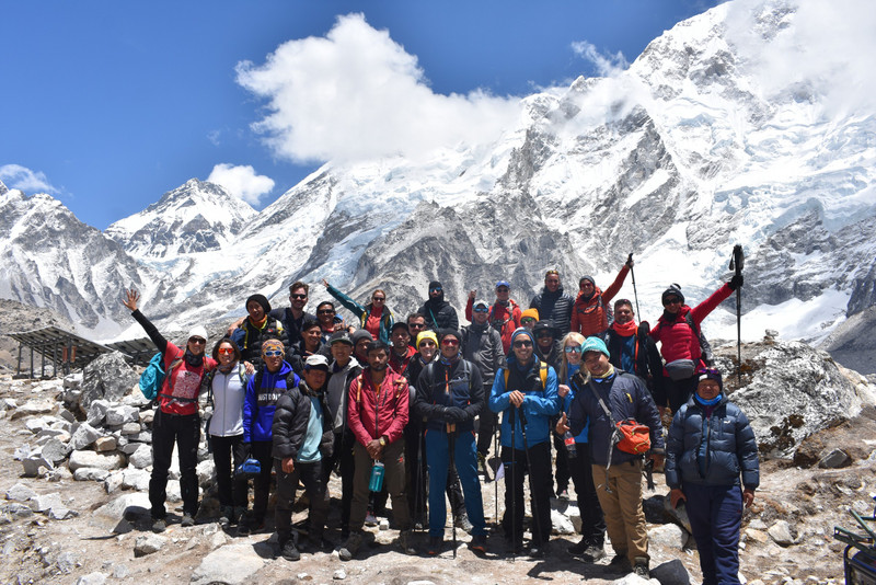 Full group photo, including porters and guides