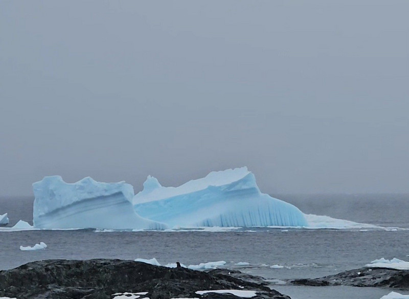 Iceberg calving tilting up