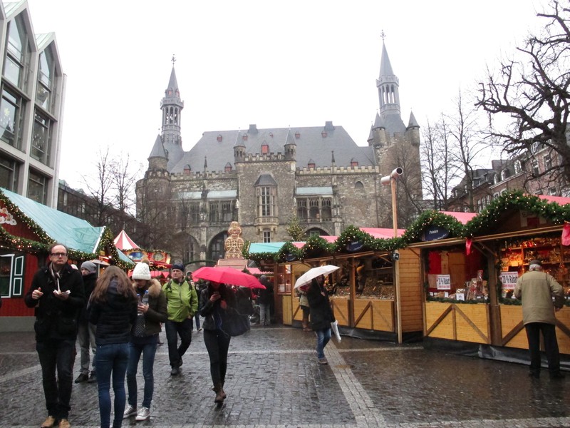 Aachen Christmas market and Rathaus 