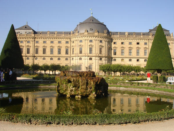 One side of the Palace