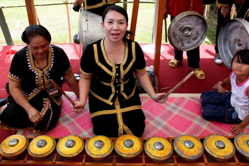 kadazan lady play the kettle gong - kulintangan | Photo