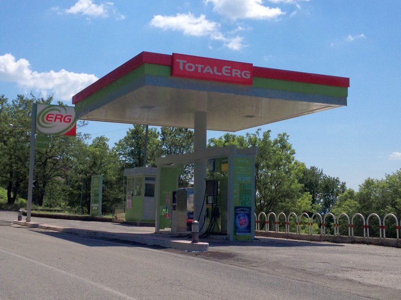 unmanned-24-hour-gas-station-photo