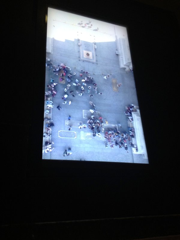 Arc de Triomphe crowd cam