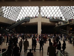 Busy at the louvre!