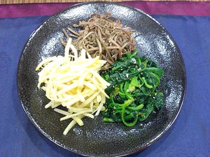 Week Five: Samsaeknamul (삼색나물) Three Coloured Vegetables 