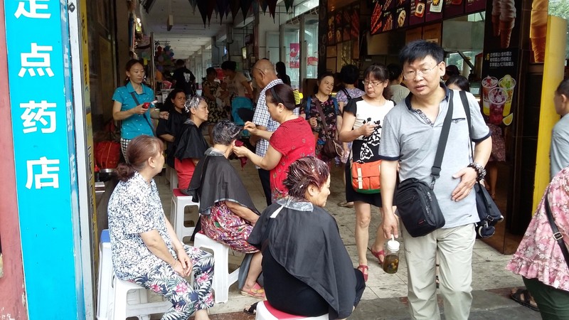 Chongqing aunties dyeing their hair in front of the mall