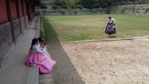 Korean girls in traditional Hanbok @ Changgdeokgung