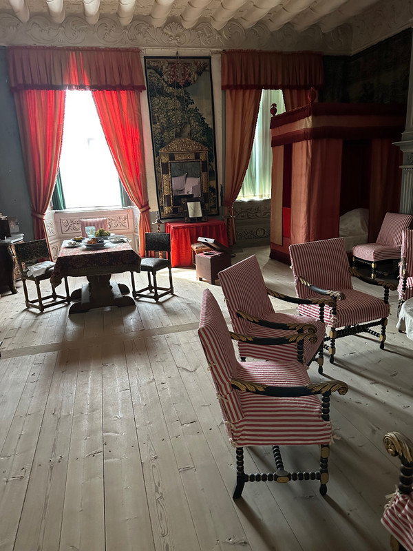 The Countesses chambers. Note the Chamber Pot next to the table. Padded seat…