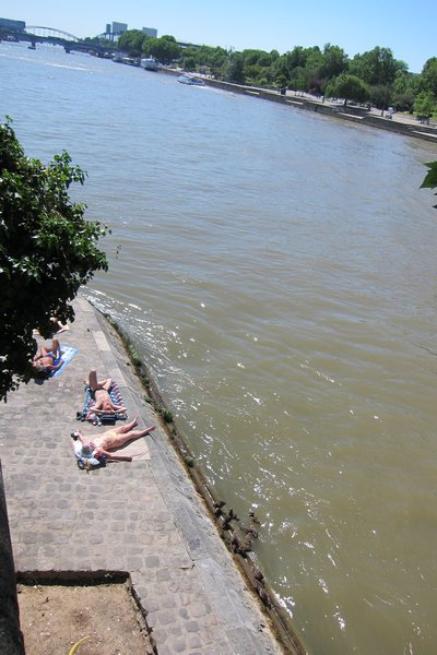 sunbathing on the Quai