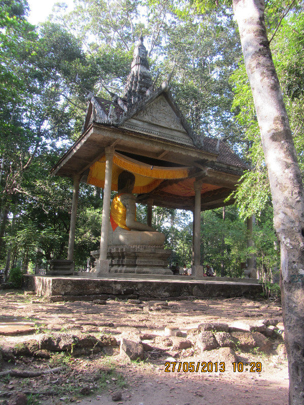 a statue of budha