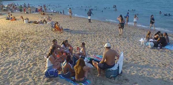 Dorado Beach, people waiting for the night
