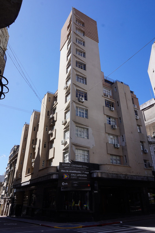 Montevideo architecture (something estilo Holandesa ...)