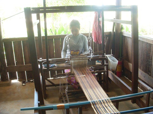 Loom silk worker