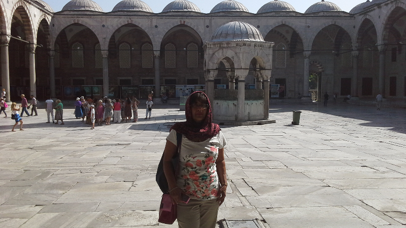 Gee in the courtyard of the Blue and Mosque.