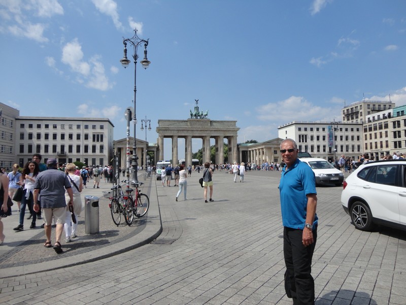 Brandenburg Gate in background.
