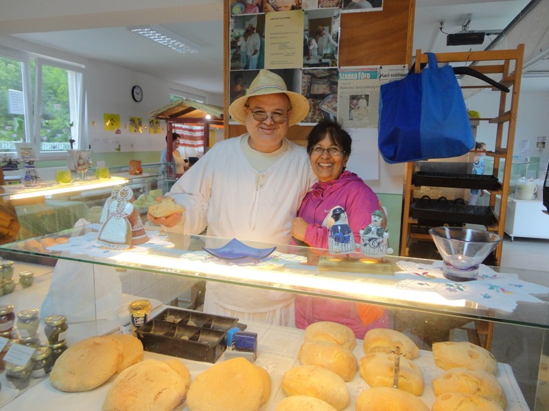Gee with the baker at Farmers Market (Piac)