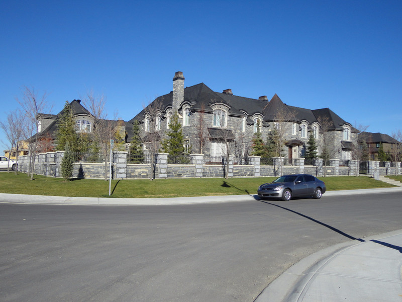 Mansion occupying half a block in the Aspen area