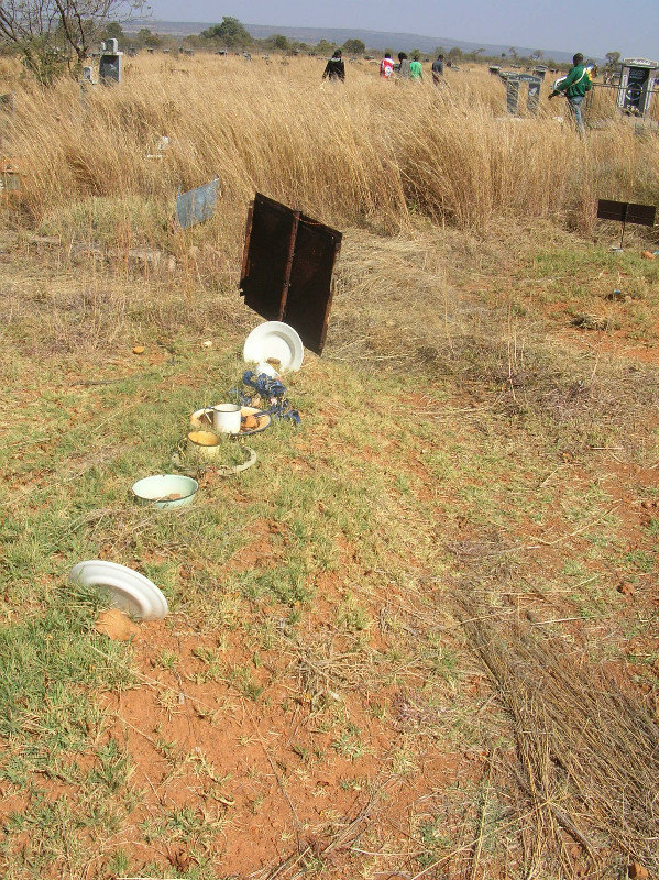 Grave with pottery