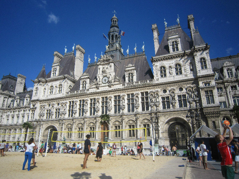 Volleyball in front of Hotel de Ville 