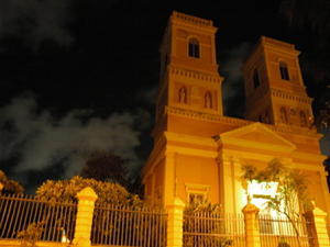 Kirche in Pondi bei Nacht