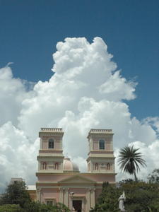 Kirche in Pondi bei Tag