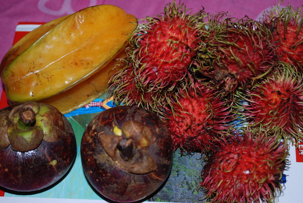 Owoc karamboli - zolty, Rambutan - czerwony, Mangosteen - brazowy.
