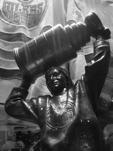 Replica of Wayne Gretzky Statue