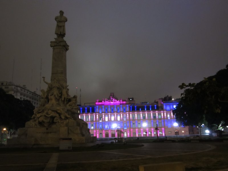 la Casa Rosada at night