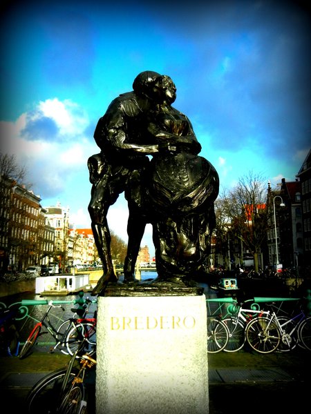 Statue in Amsterdam, a loving couple