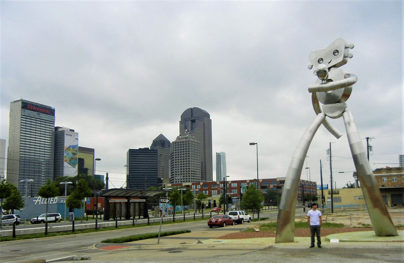 See, I told ya there were giant robots in Dallas! Im not crazy... lol