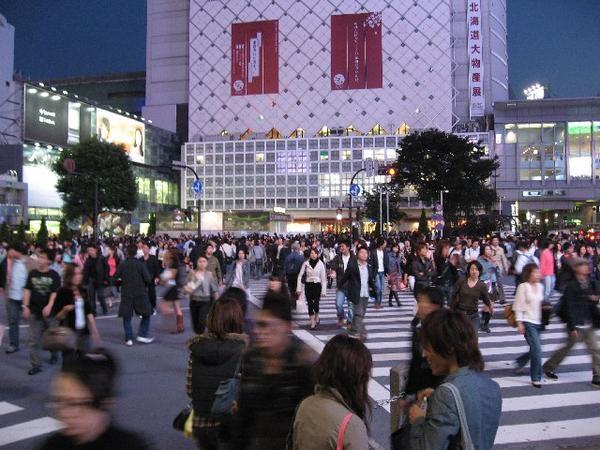 Cruze al exterior de la estacion de Shibuya / Road crossing next to Shibuya station