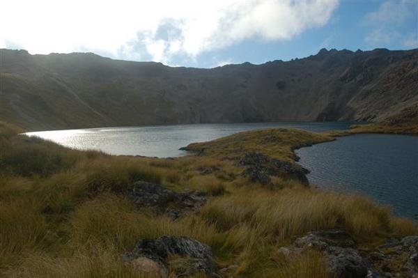 Angelus lake בין הרים ובין סלעים