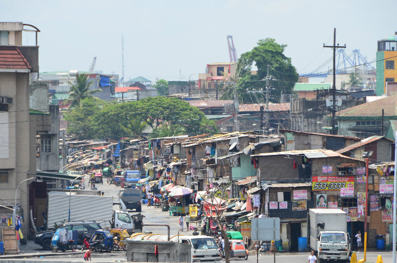 Slum living by Pasig River