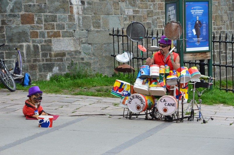 Street Performer and assistant - spot the assistant