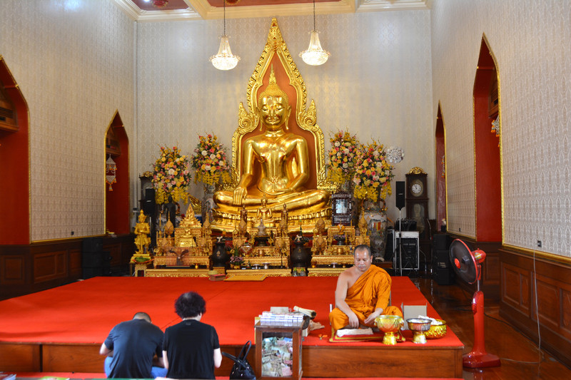  The Wat Traimit complex - Bangkok 