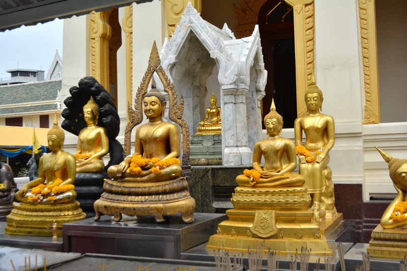 Golden Buddha statues at the Wat Traimit 