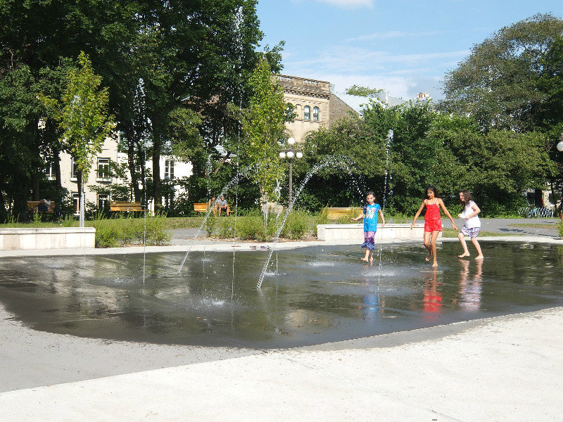 kids playing in fontaine (we also cooled our feet there)
