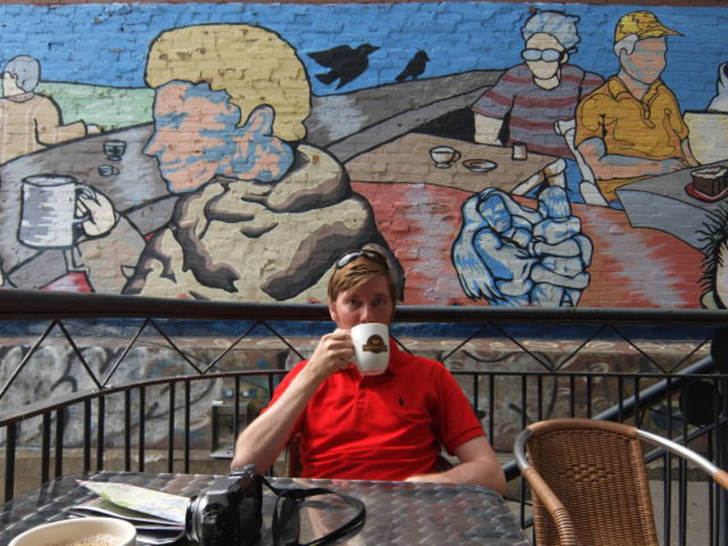 Montréal - Joining the wall painting for a cup of coffee