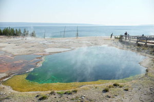 Yellowstone - Hot spring by the lake